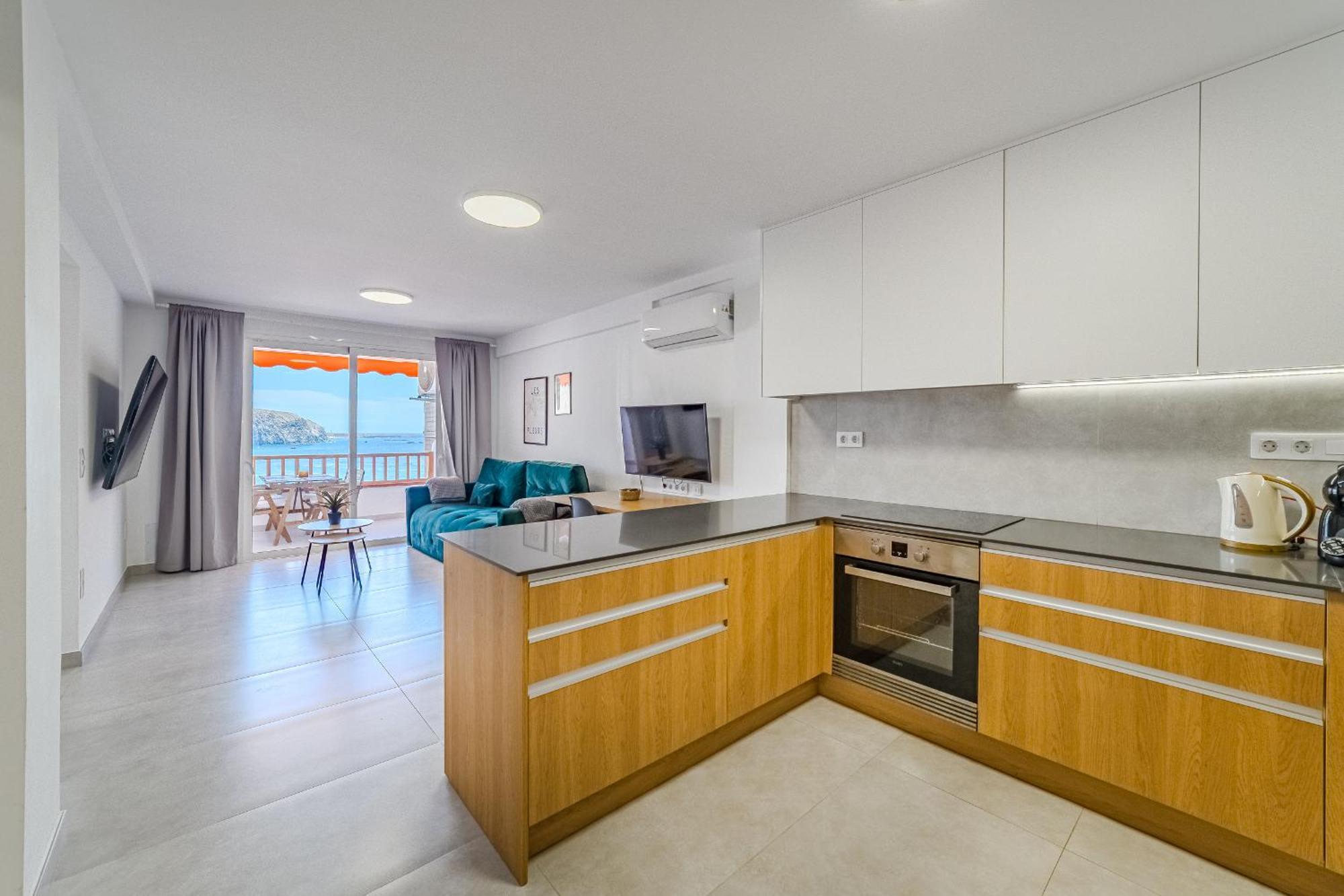Ocean View 2bedroom In Cristianos, Heated Pool, 3 Minutes To *